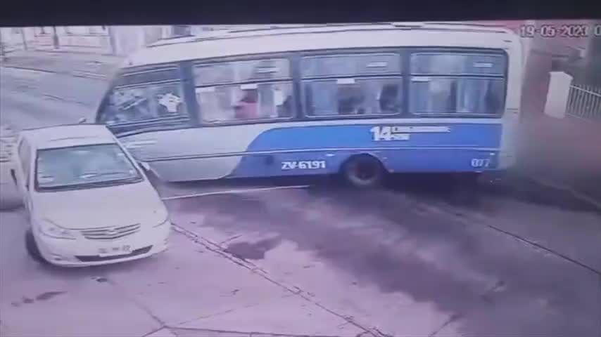 Taxibús atropella a cuatro peatones