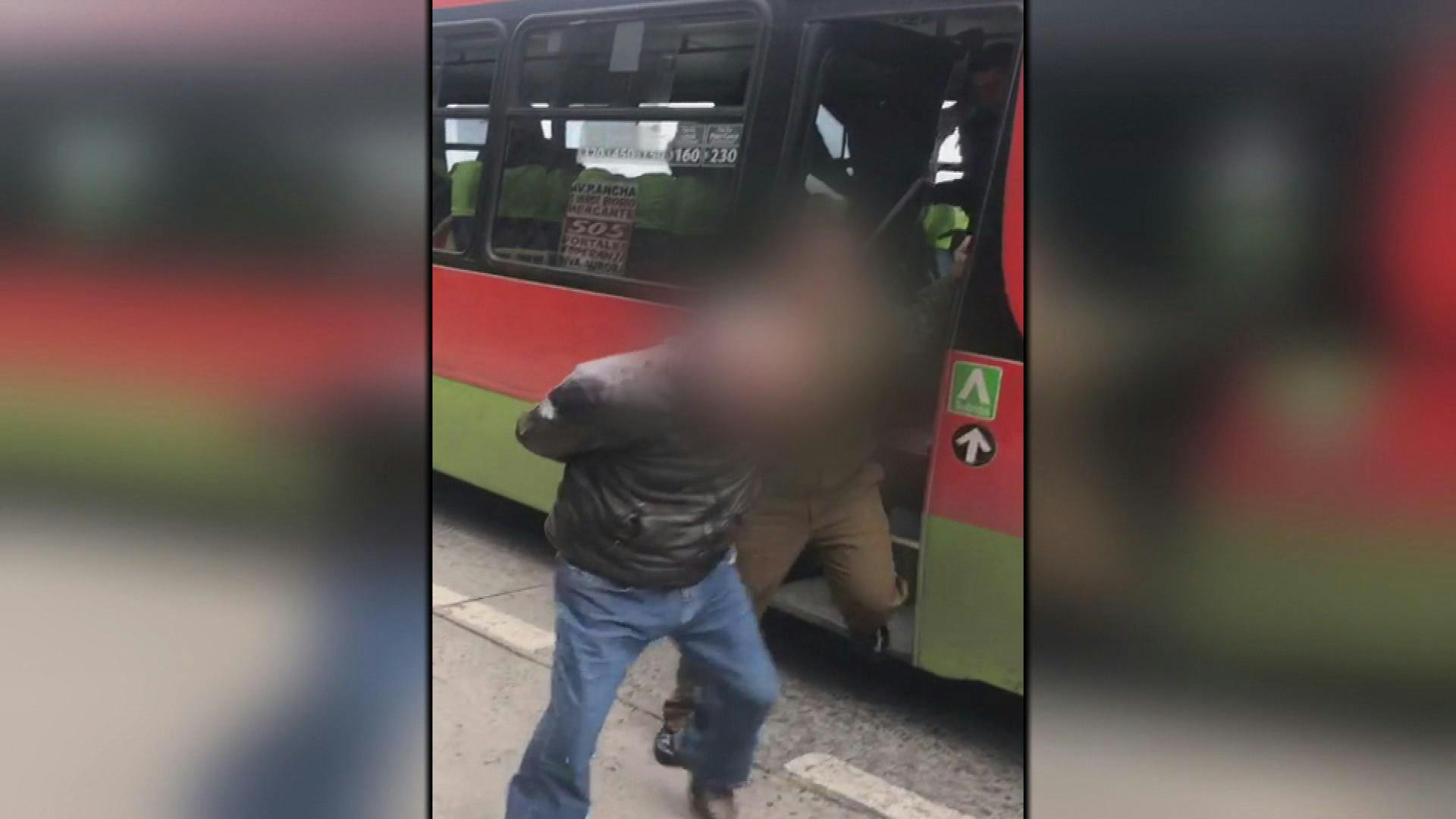 Linchan a sujeto por presunto acoso escolar al interior de microbús