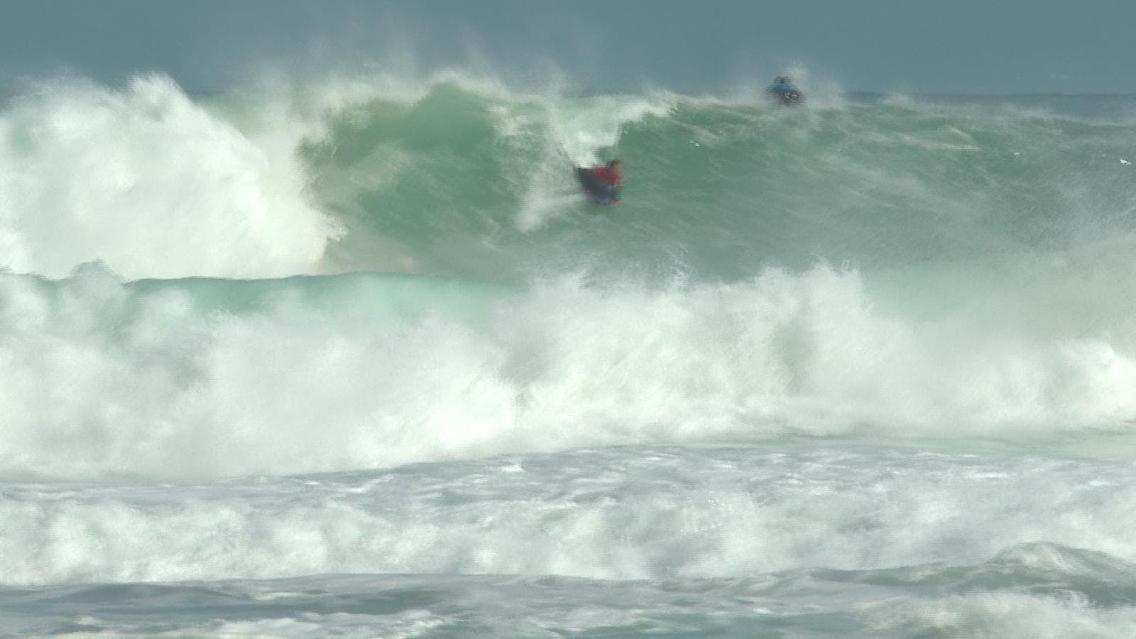 Mundial de bodyboard se realiza en medio de marejadas