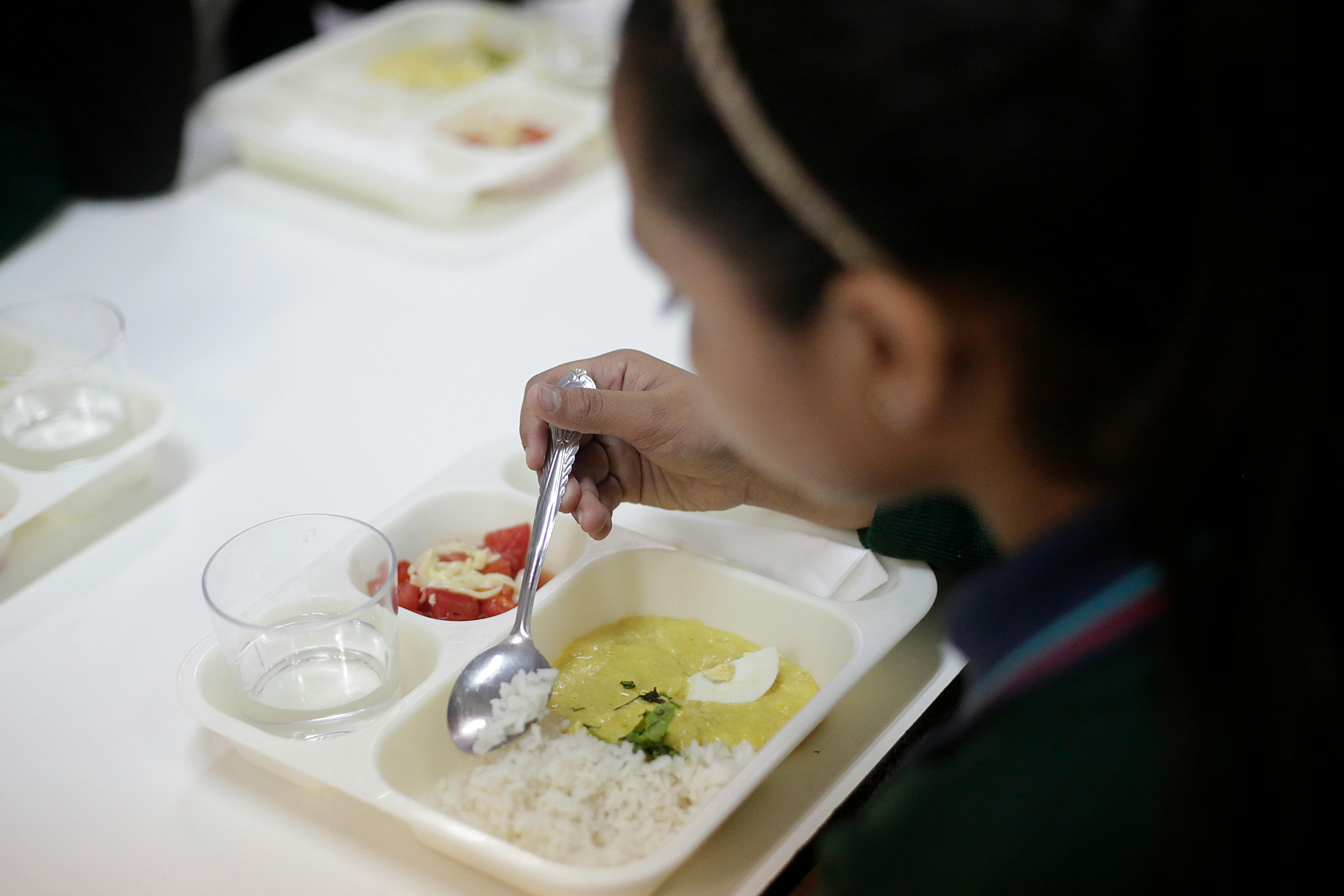 Directora de Junaeb por cambios en menú: Tiene que ser alimentación equilibrada y que satisfaga