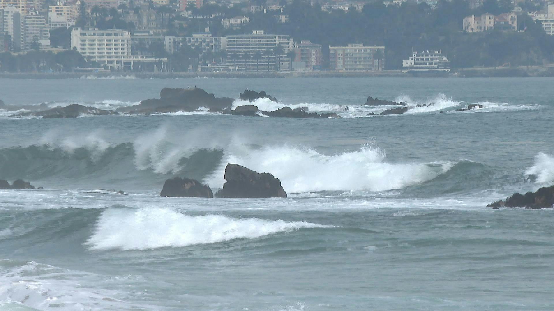 Llaman a la precaución ante fenómeno de marejadas anormales y Armada sigue en la búsqueda de filipino que habría caído al mar