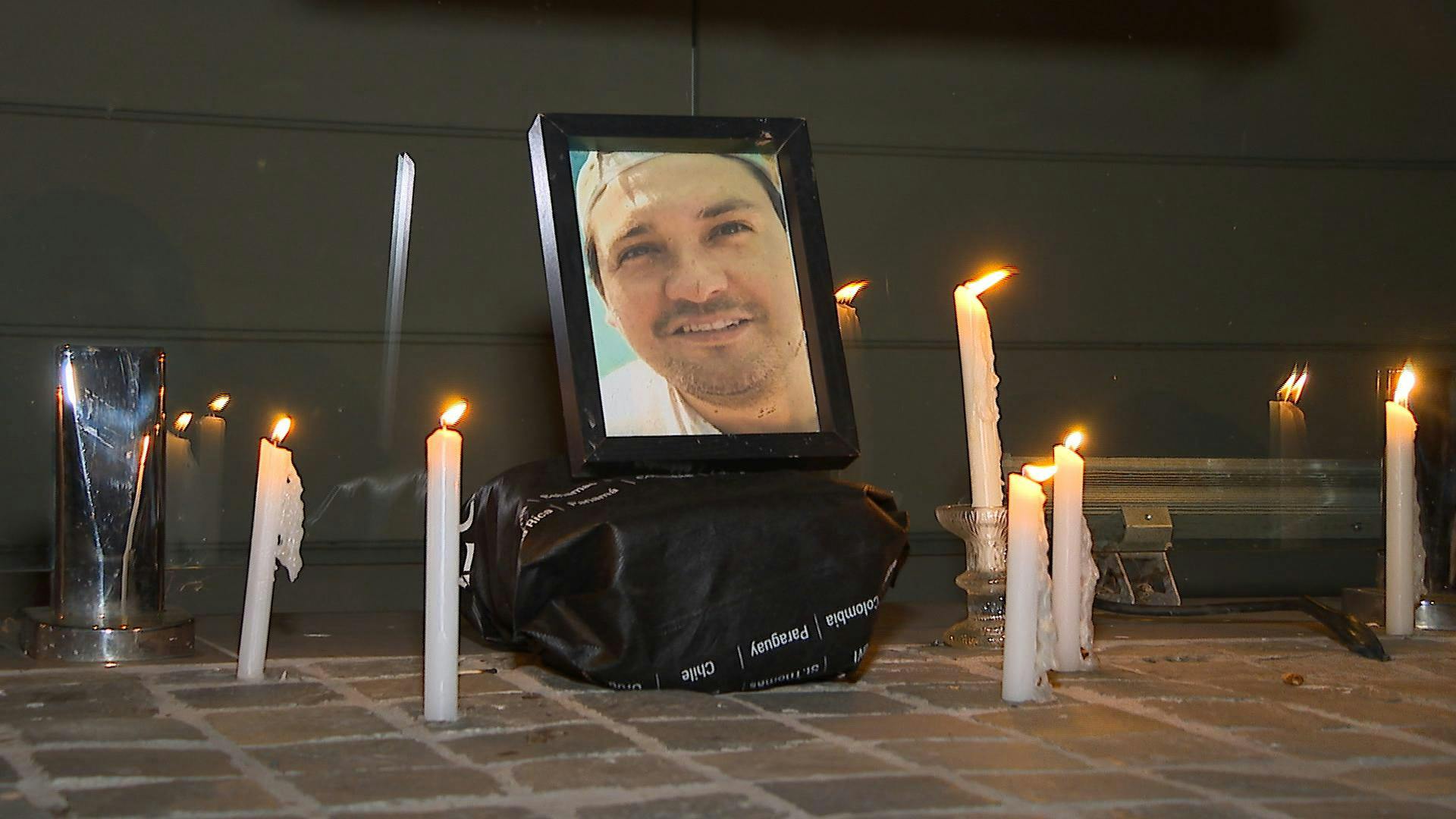 Amigos y familiares del hombre que falleció a inicios de la pandemia dentro de una residencia sanitaria exigen justicia