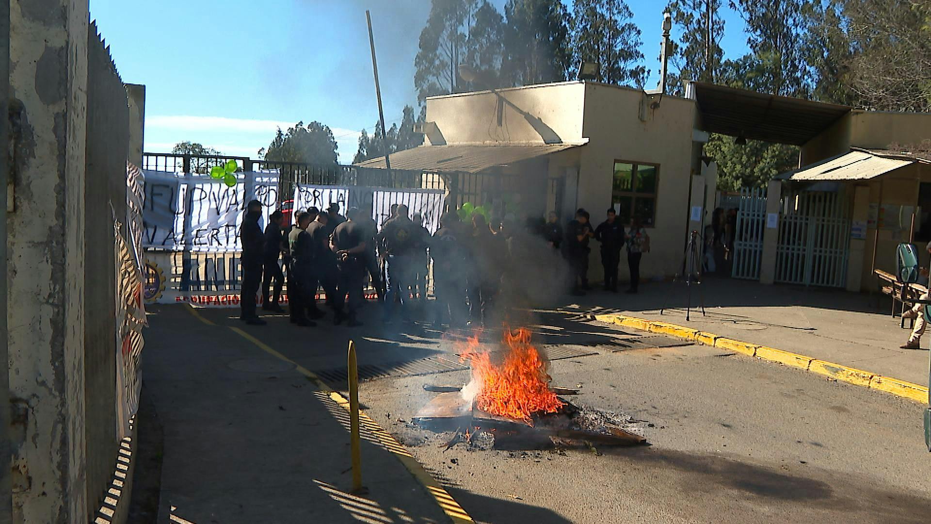 Funcionarios de gendarmería se manifestaron en las afueras del complejo penitenciario de Valparaíso