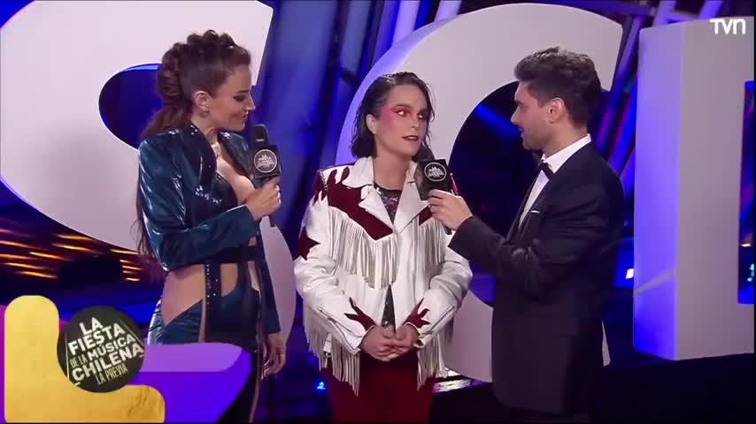 Camila Moreno se presenta en la alfombra roja | Premios Pulsar 2023