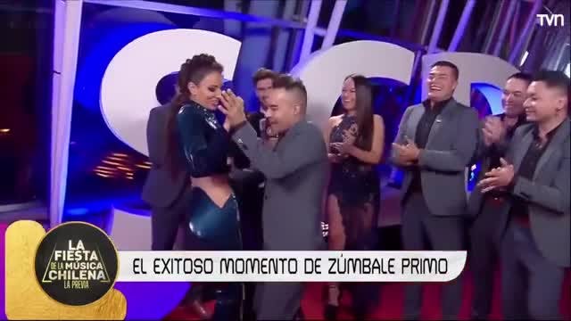 Grupo Zúmbale Primo baila en la Alfombra Roja | Premios Pulsar 2023