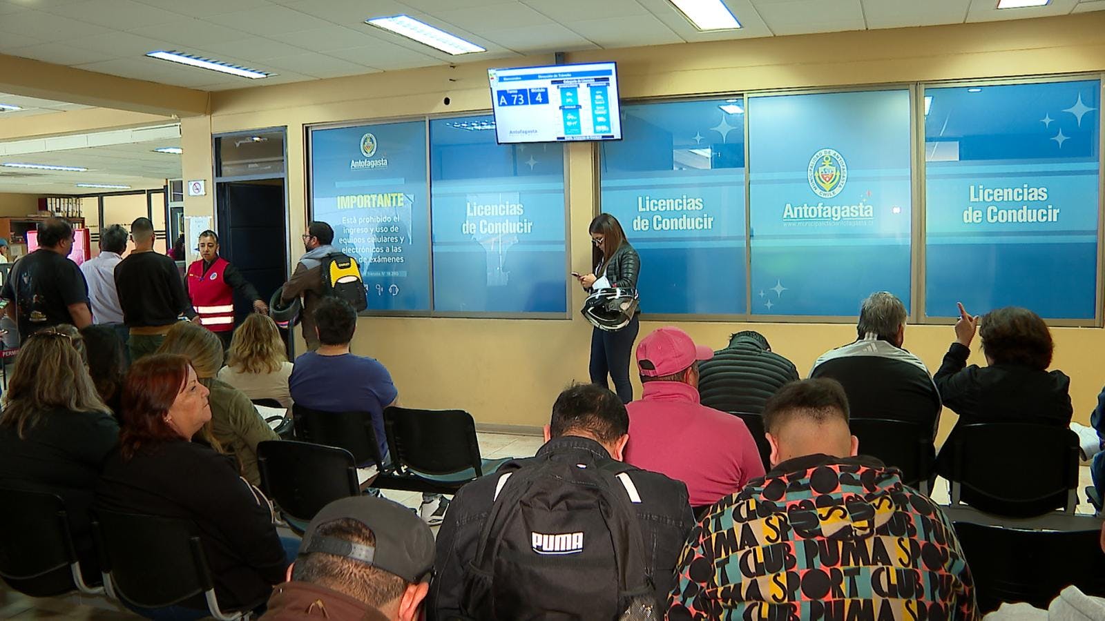 Continúan largas esperas para renovar licencias de conducir