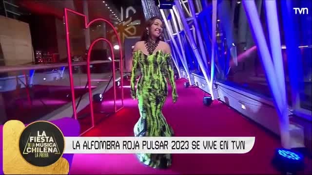 Denisse Malebrán desfila en alfombra roja | Premios Pulsar 2023