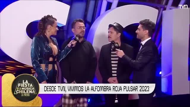 La dupla de hermanos Ilabaca en la alfombra | Premios Pulsar 2023