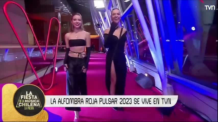 Elena Dressel y su hija desfilan en la alfombra roja | Premios Pulsar 2023
