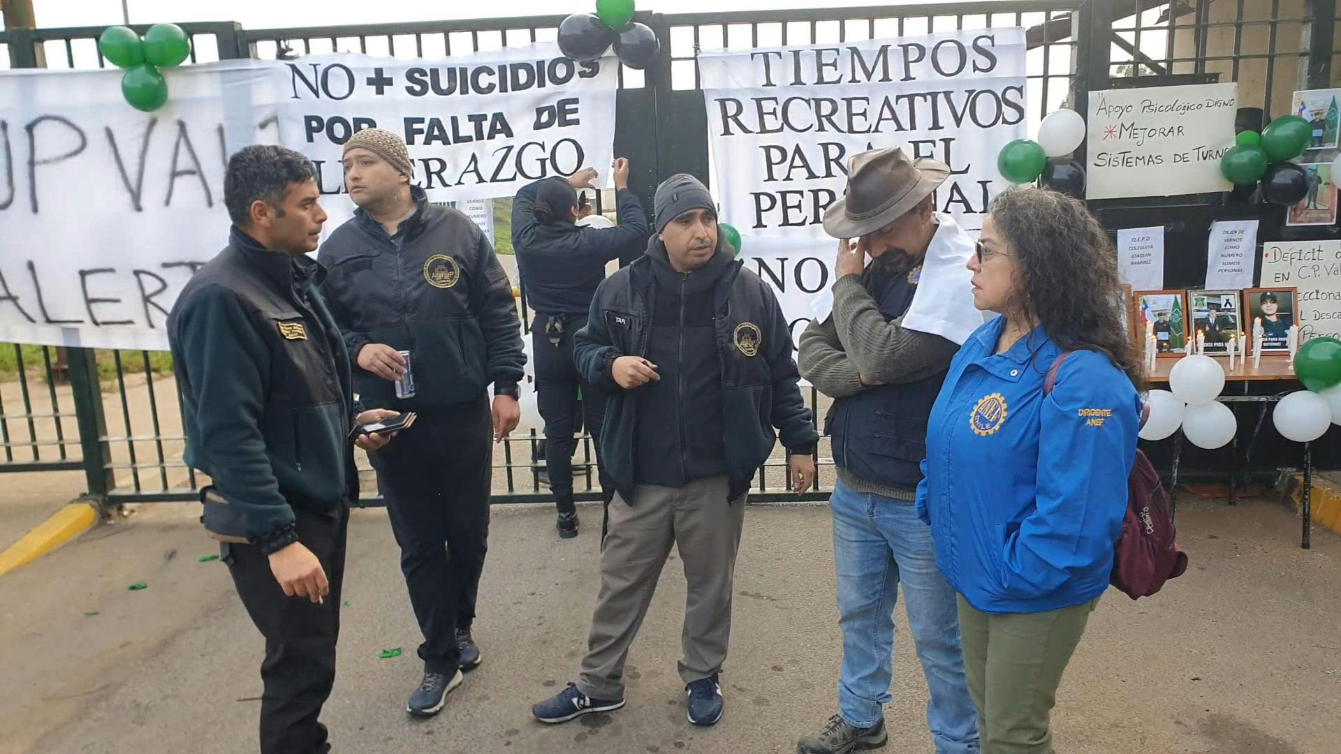 Gendarmes de Valparaíso se reunieron a las afueras del centro penitenciario de la comuna para recordar a su compañero