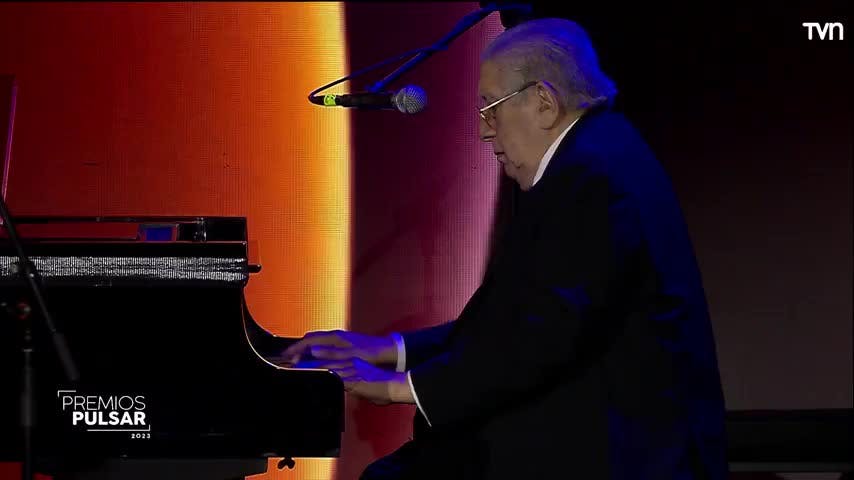 Valentín Trujillo recibe ovación tras impecable presentación en los Premios Pulsar 2023