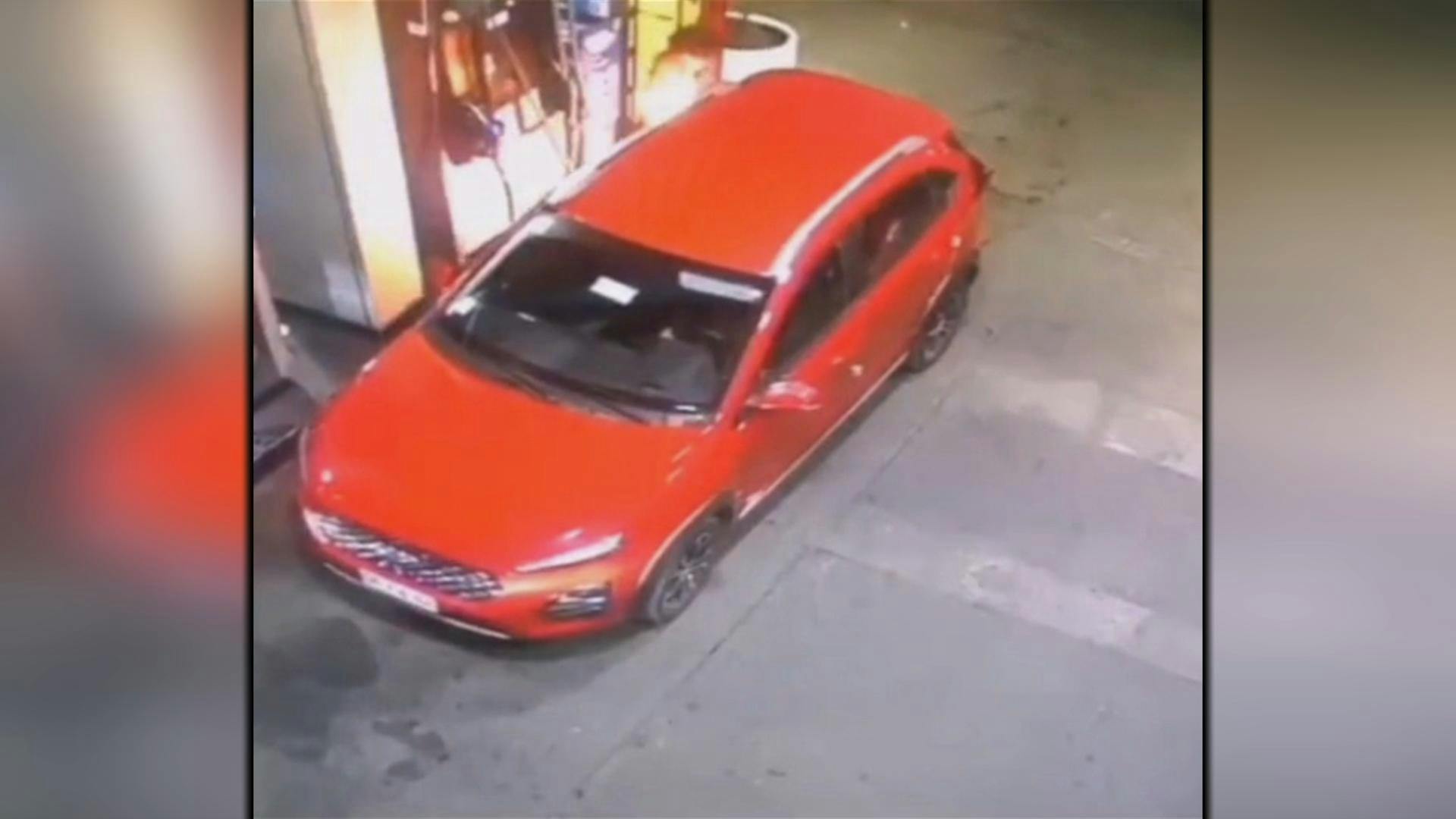 Sujeto intenta prender fuego a automóvil mientras carga bencina