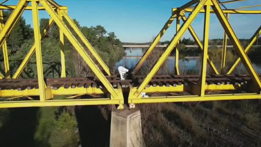 Ataque explosivo destruyó puente ferroviario en Chillán 