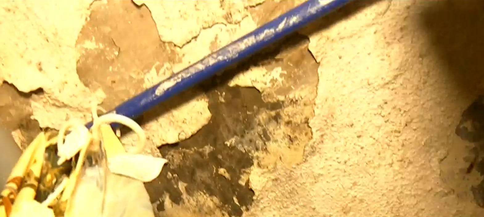 Indignante: Vecinos de Puente Alto enfrentan ola de frío con sus departamentos inundados