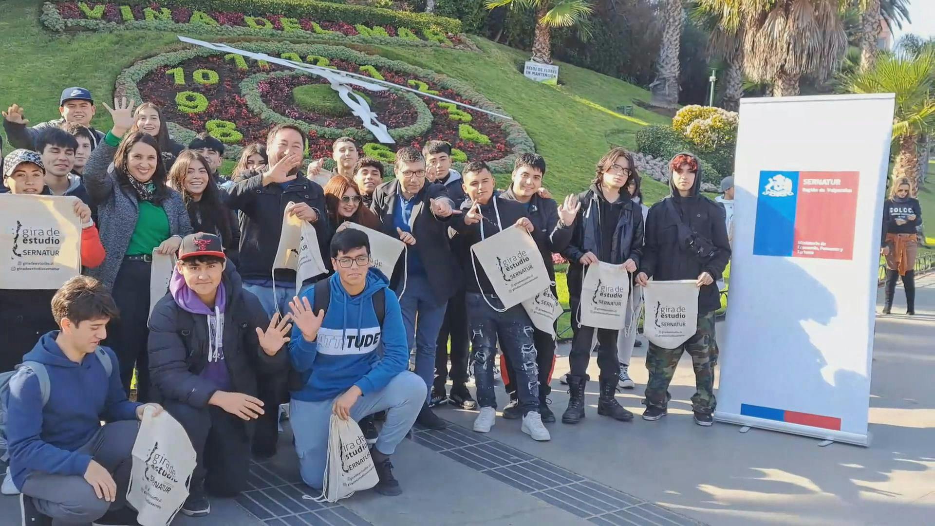 Alumnos de colegios municipales de todo el país se benefician con programa de gira de estudios y visitan Región de Valparaíso