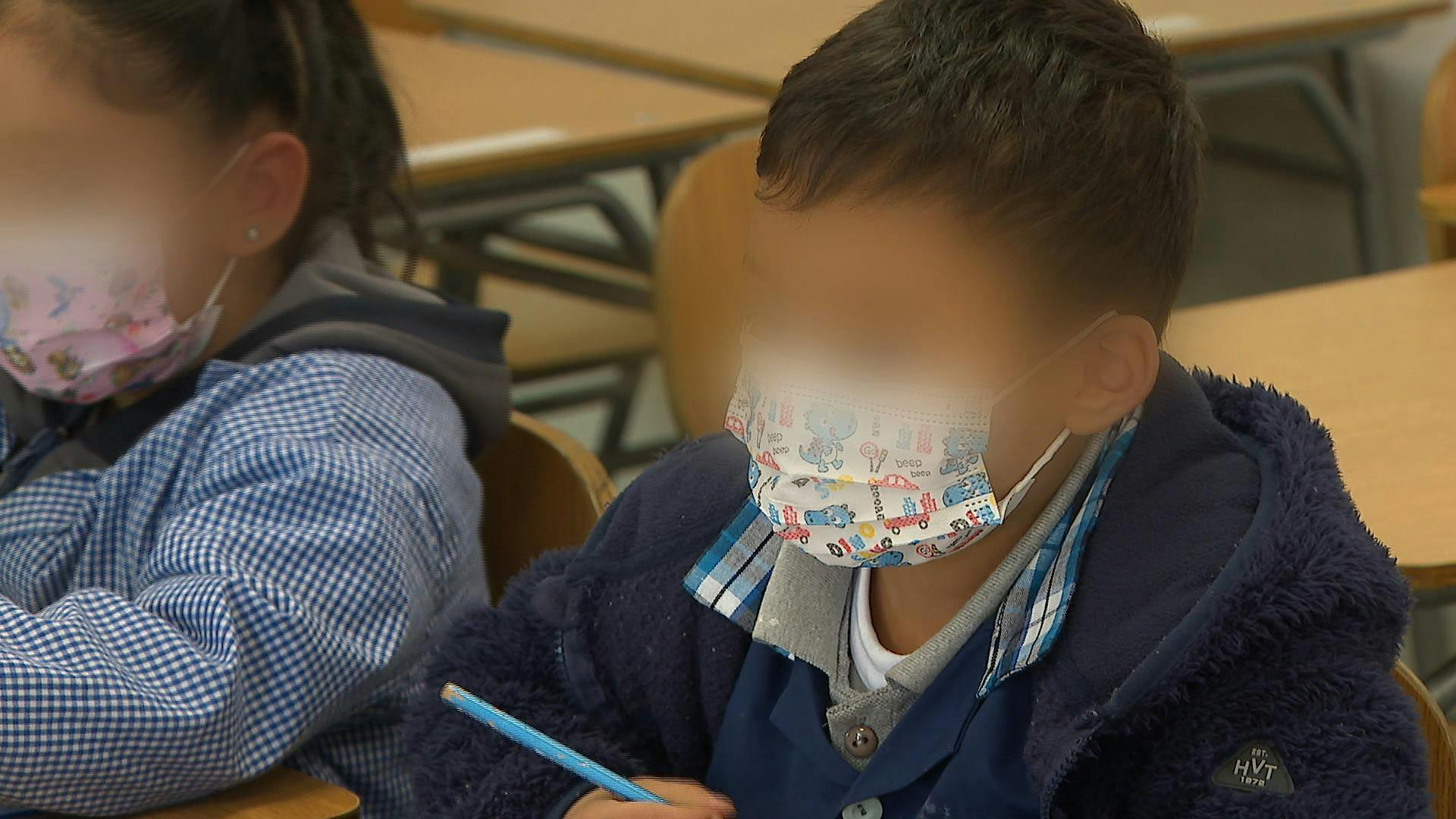 Comenzó uso de mascarillas en colegios en medio de crisis respiratoria