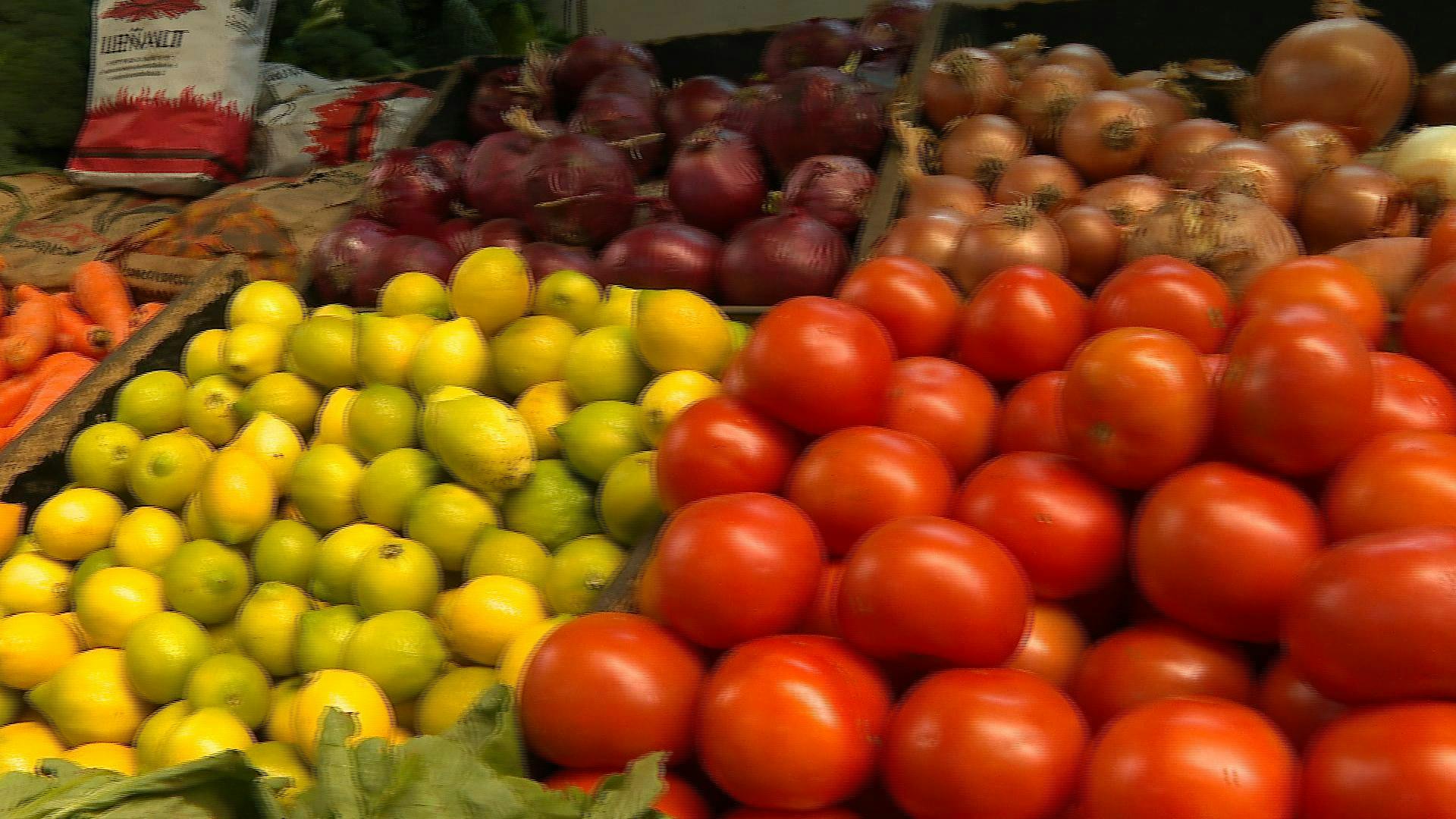 Ministro de Agricultura realiza llamado a comprar en ferias libres 