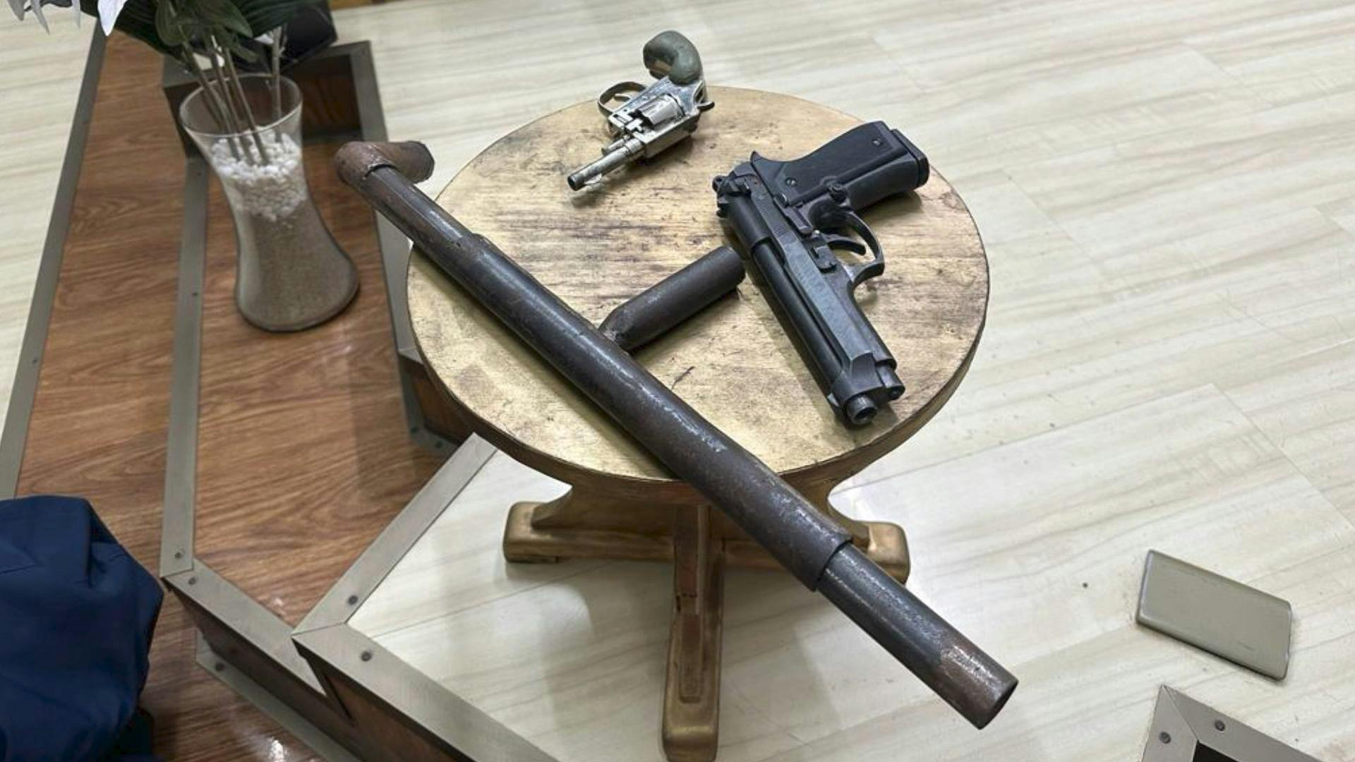 Feligrés entrega arma a pastor en culto evangélico