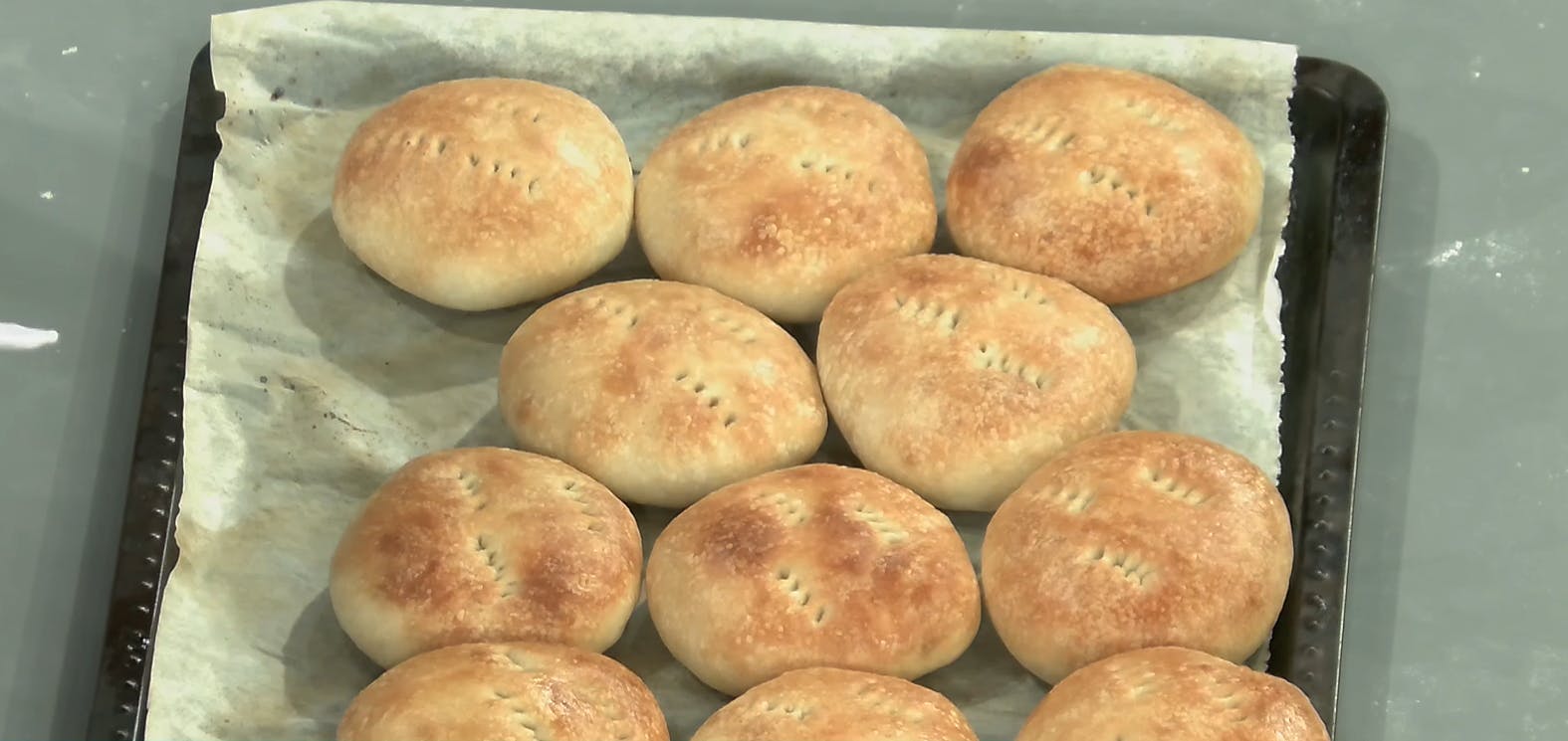 Simple y barato: Aprendemos a cocinar unos ricos panes amasados