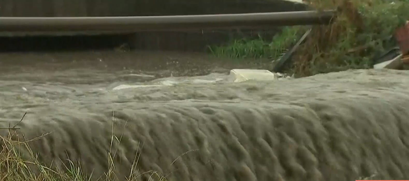 Canal Santa Marta se desborda ante las fuertes lluvias en Santiago