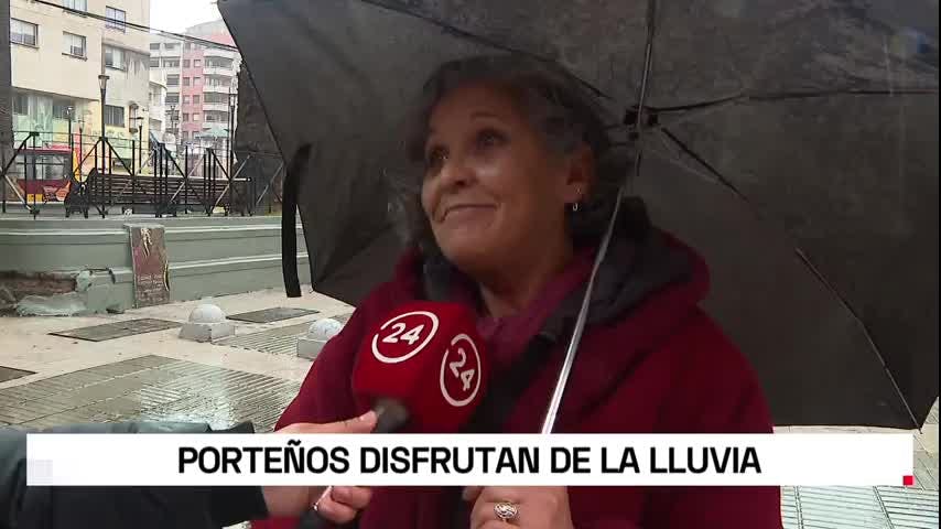 Inundación por lluvias afectó a vehículo en el estero Marga Marga