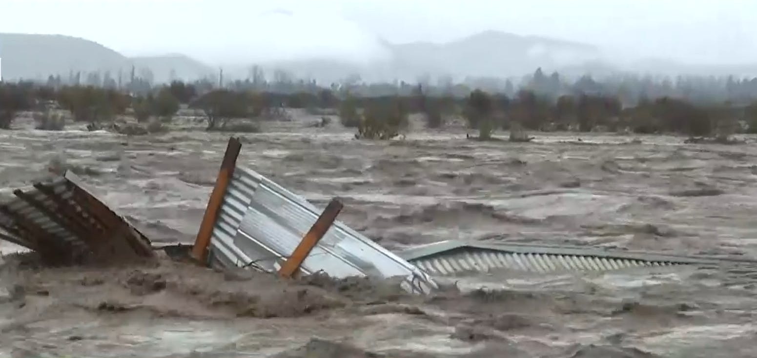 Casa queda atrapada en medio del caudal del río Cachapoal en Lo Miranda