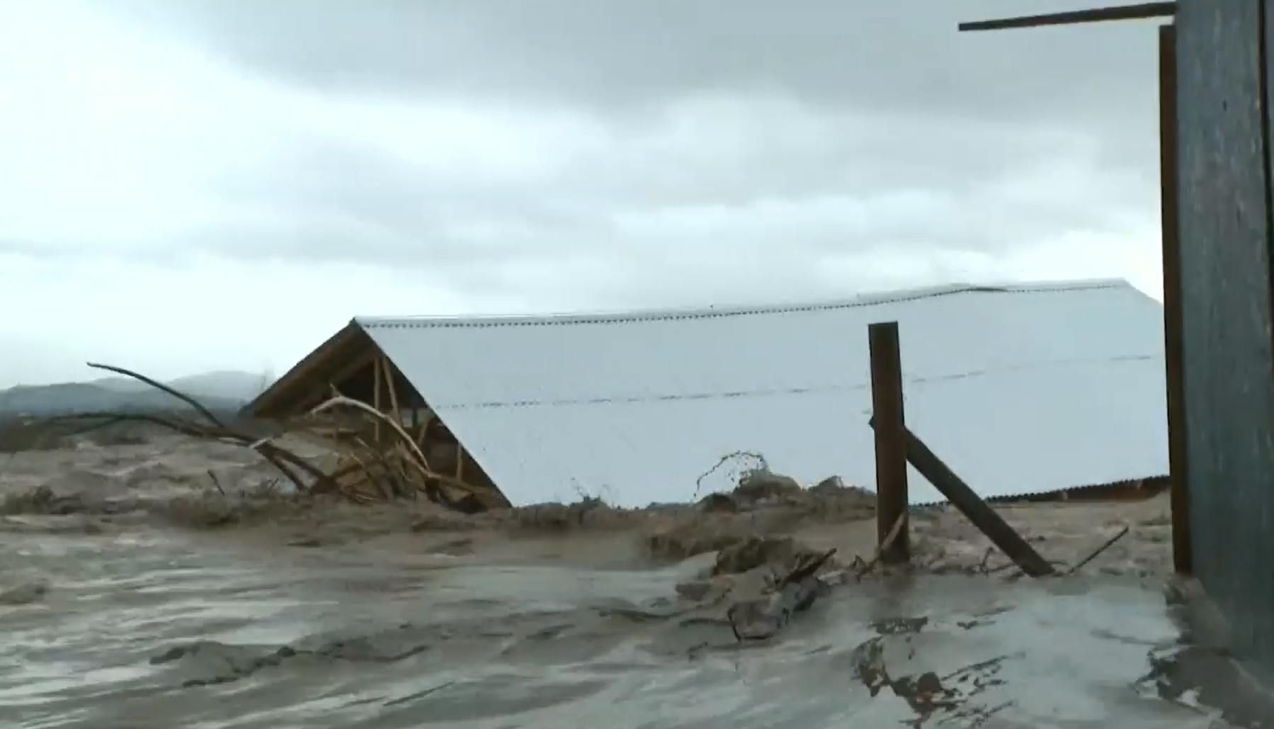 Casa termina por ceder ante el fuerte caudal del río Cachapoal en Lo Miranda