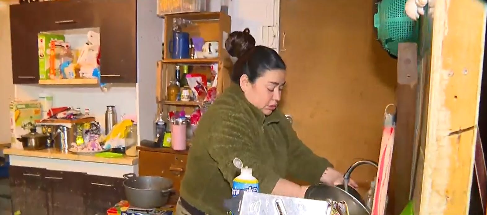 Una historia conmovedora: Mamá ayuda a limpiar la casa inundada de su hija en Coltauco