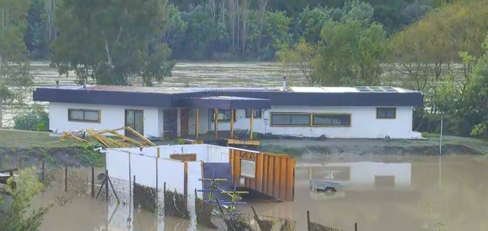 Reaparecieron luego de tres días: Casas quedaron sumergidas por el Río Maule en Constitución