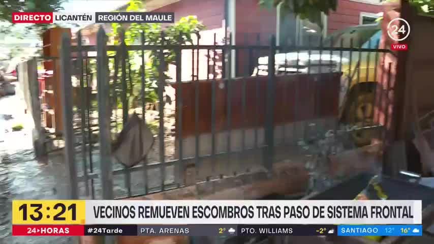 Vecinos trabajan en remoción de escombros en Licantén