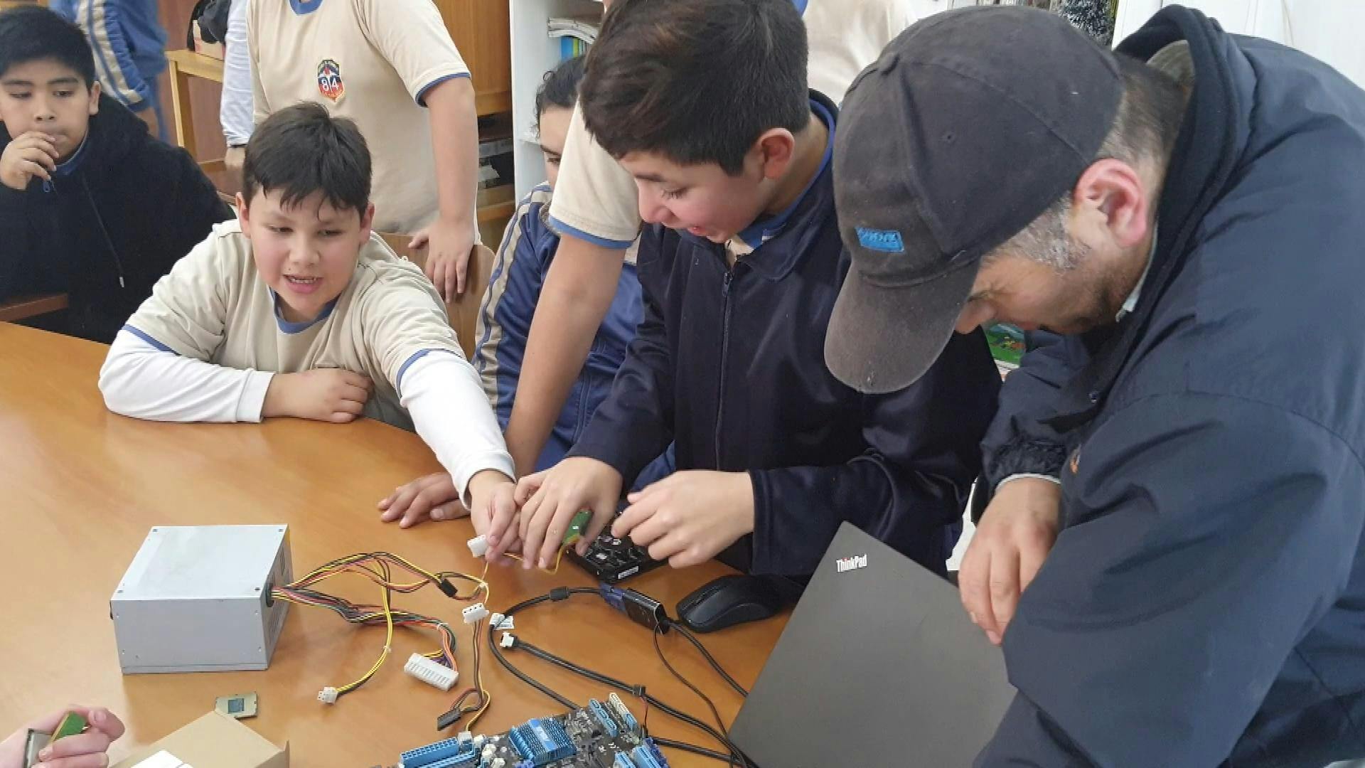 Estudiantes de Catemu se especializan en el armado de computadores