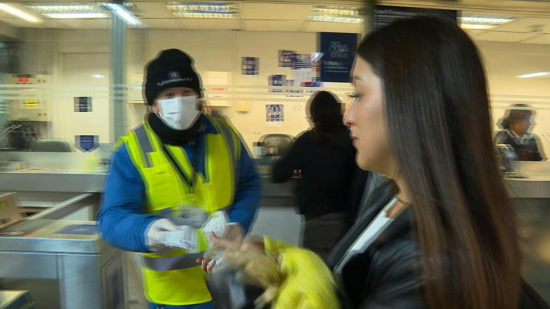 Entregan mascarillas a usuarios del Metro de Valparaíso