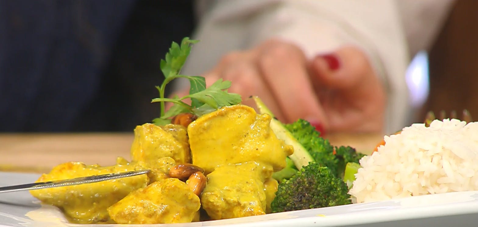 ¡Un delicioso plato! Preparamos un pollo salteado con cúrcuma