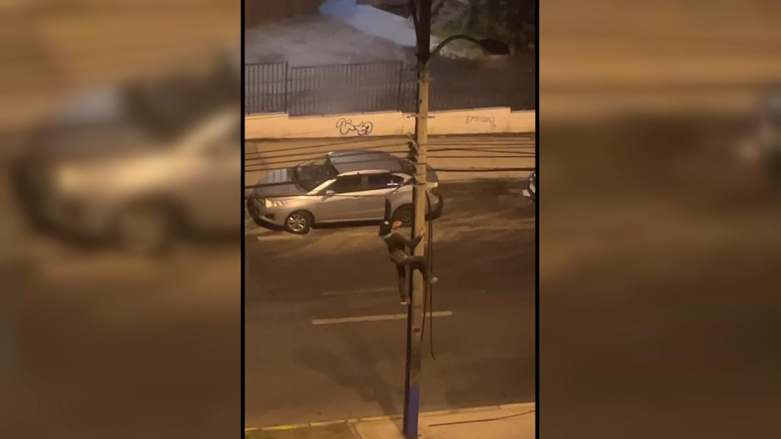 Captan peligrosa maniobra para robar cables en Antofagasta 
