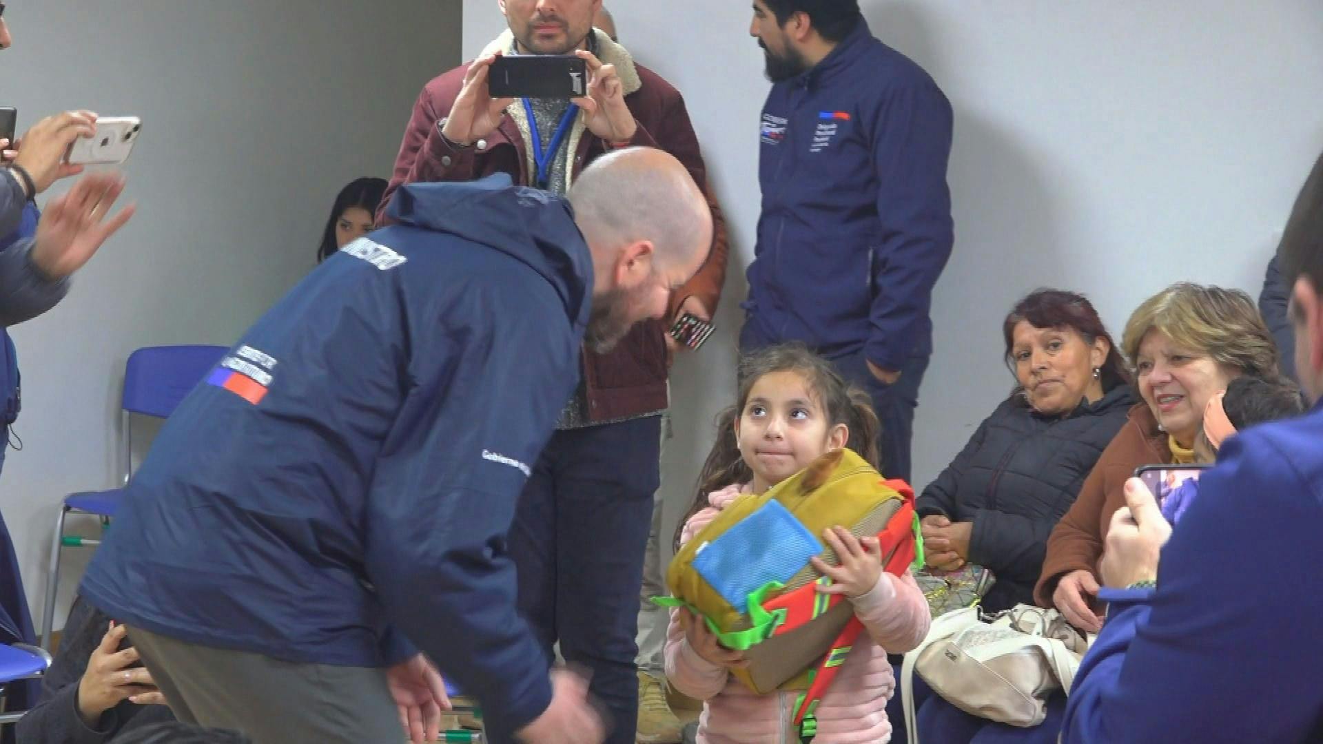 Niños de Panquehue recibieron kits de emergencias al quedar damnificados tras el sistema frontal pasado