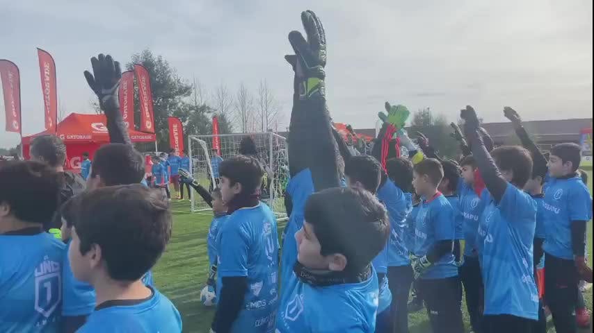 Claudio Bravo dictó clínica deportiva en Chillán