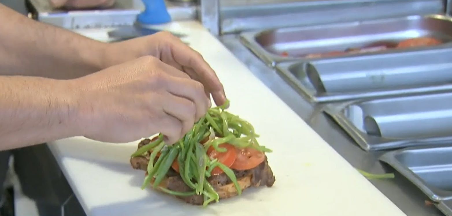 ¡Un desayuno de campeones! Simón aprende a hacer unos ricos chacareros
