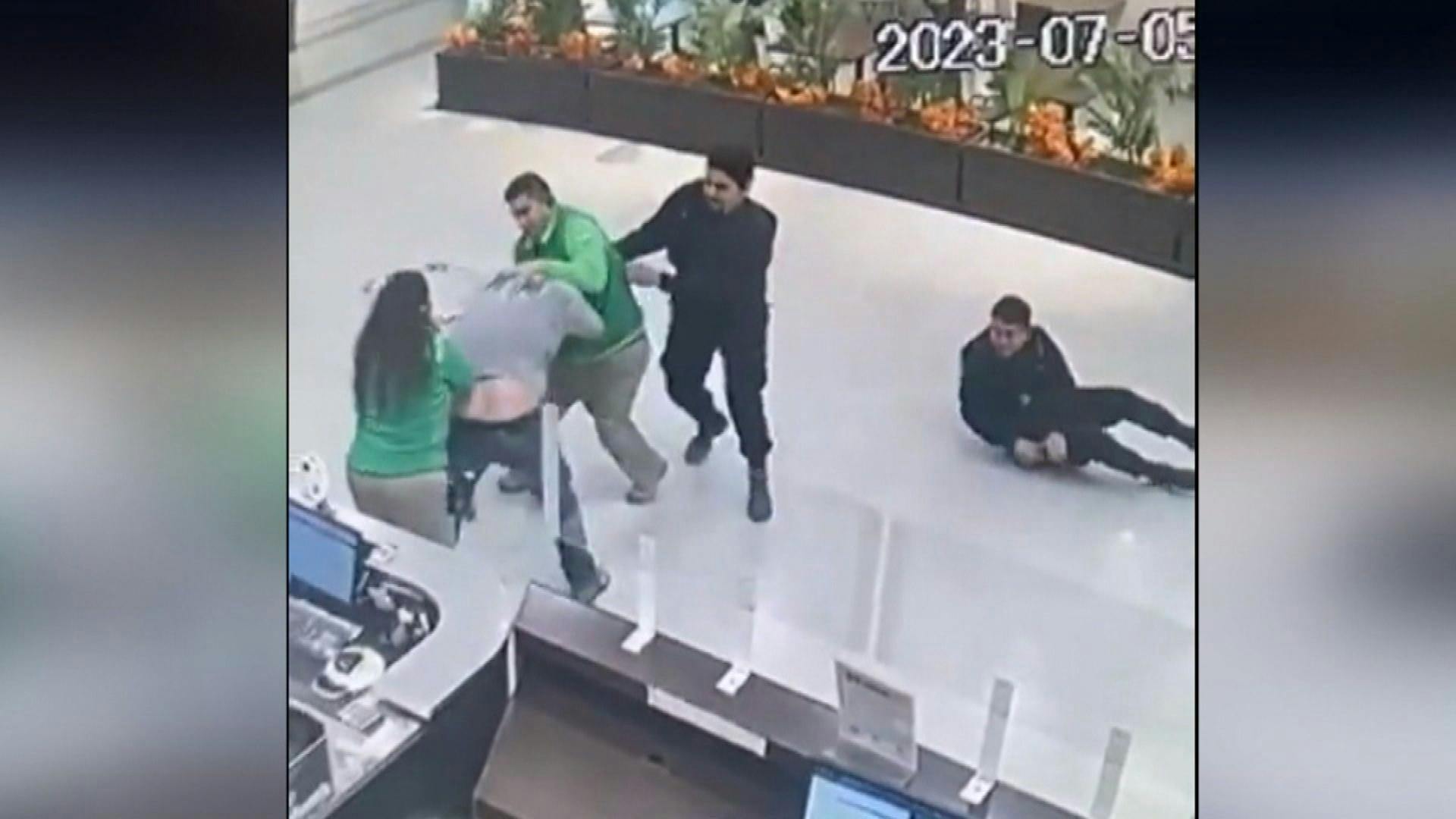 Sujeto acuchilló a guardias de supermercado tras ser sorprendido robando