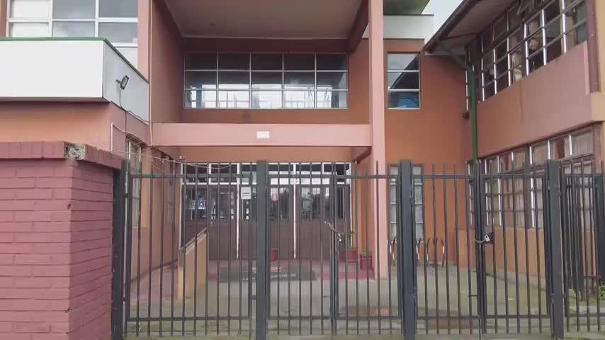 Firma de oficio en Santiago mantiene detenida reparación de escuela