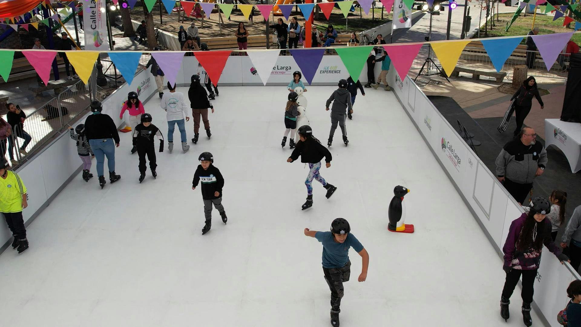 Callelarguinos disfrutan sus vacaciones en la pista de hielo más sustentable del país