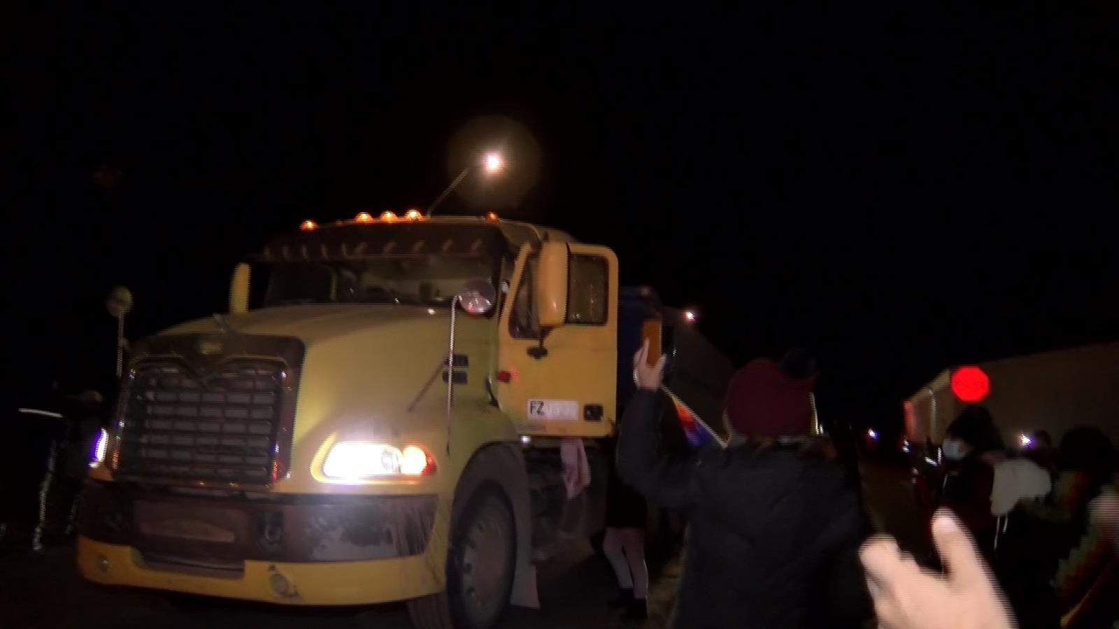 Emocionante recibimiento a uno de los chilenos que viajó a Bolivia a recuperar el camión robado