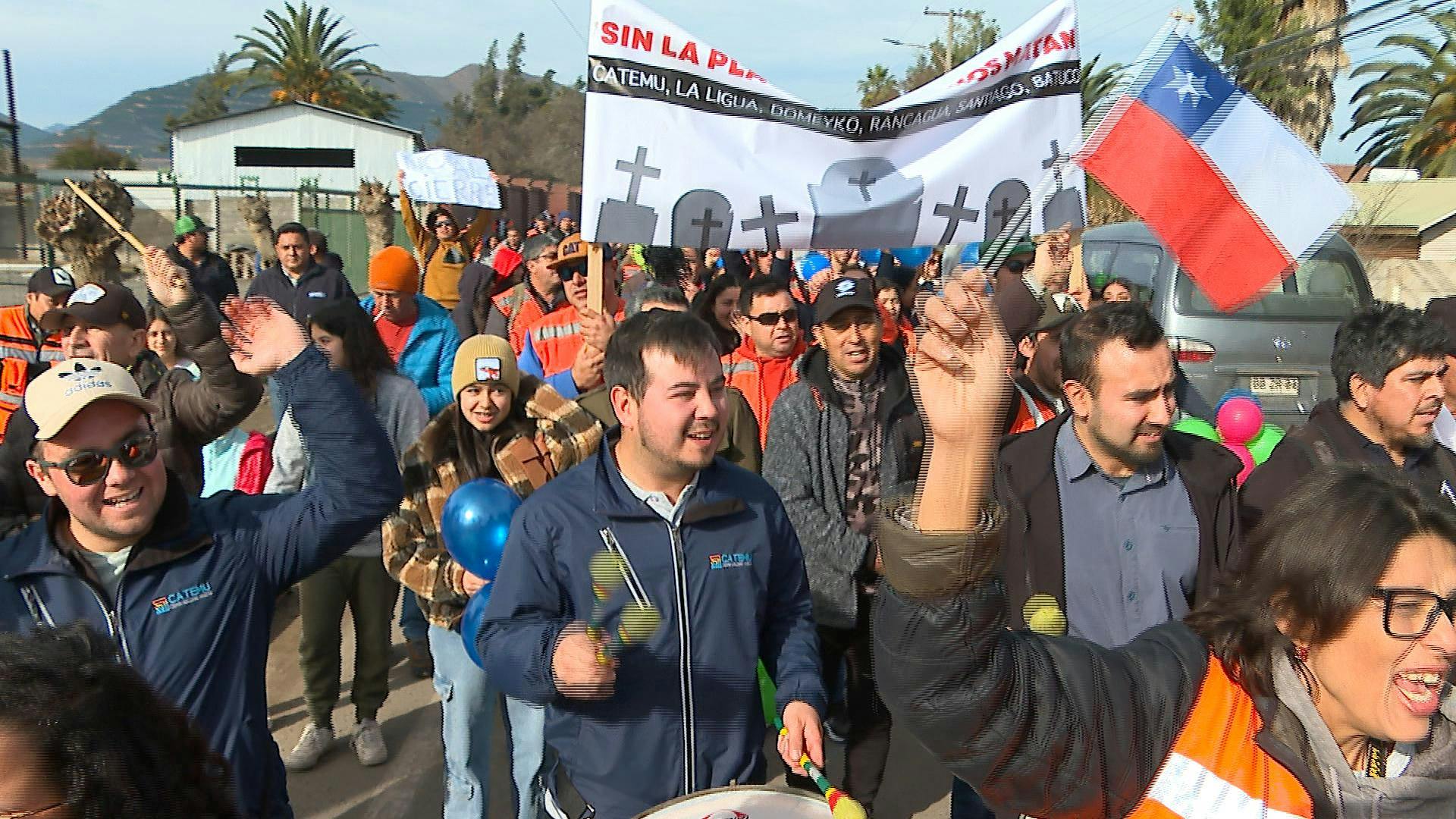 Trabajadores de la minería marchan por las calles de Catemu en protesta por un inminente cierre de la Minera Amalia