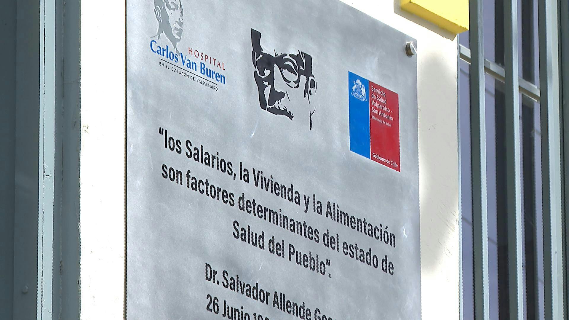 Instalan placa conmemorativa de Salvador Allende en Hospital Van Buren