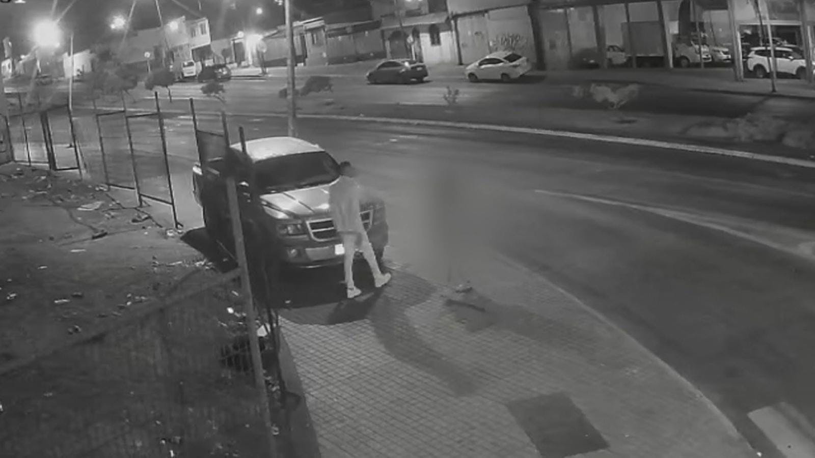 Cámara de seguridad captó una brutal agresión protagonizada por un sujeto hacia una mujer