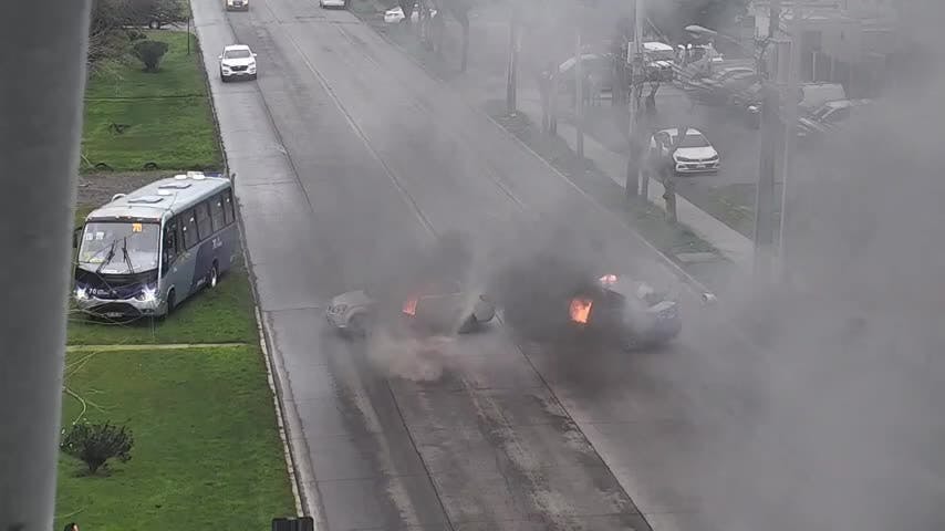 Asaltan caja de compensación y queman vehículos