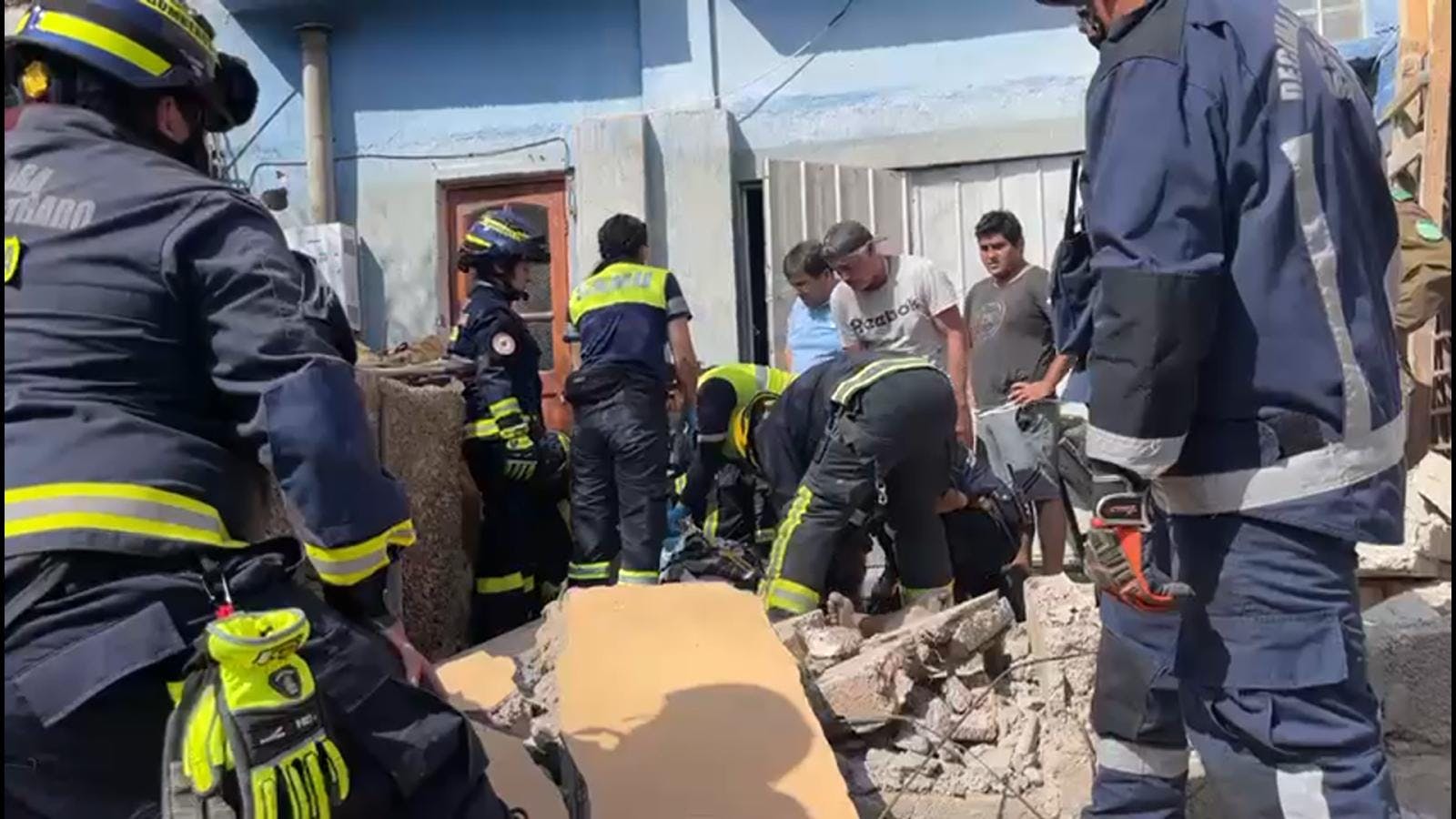 Hombre fue rescatado tras derrumbe de muro