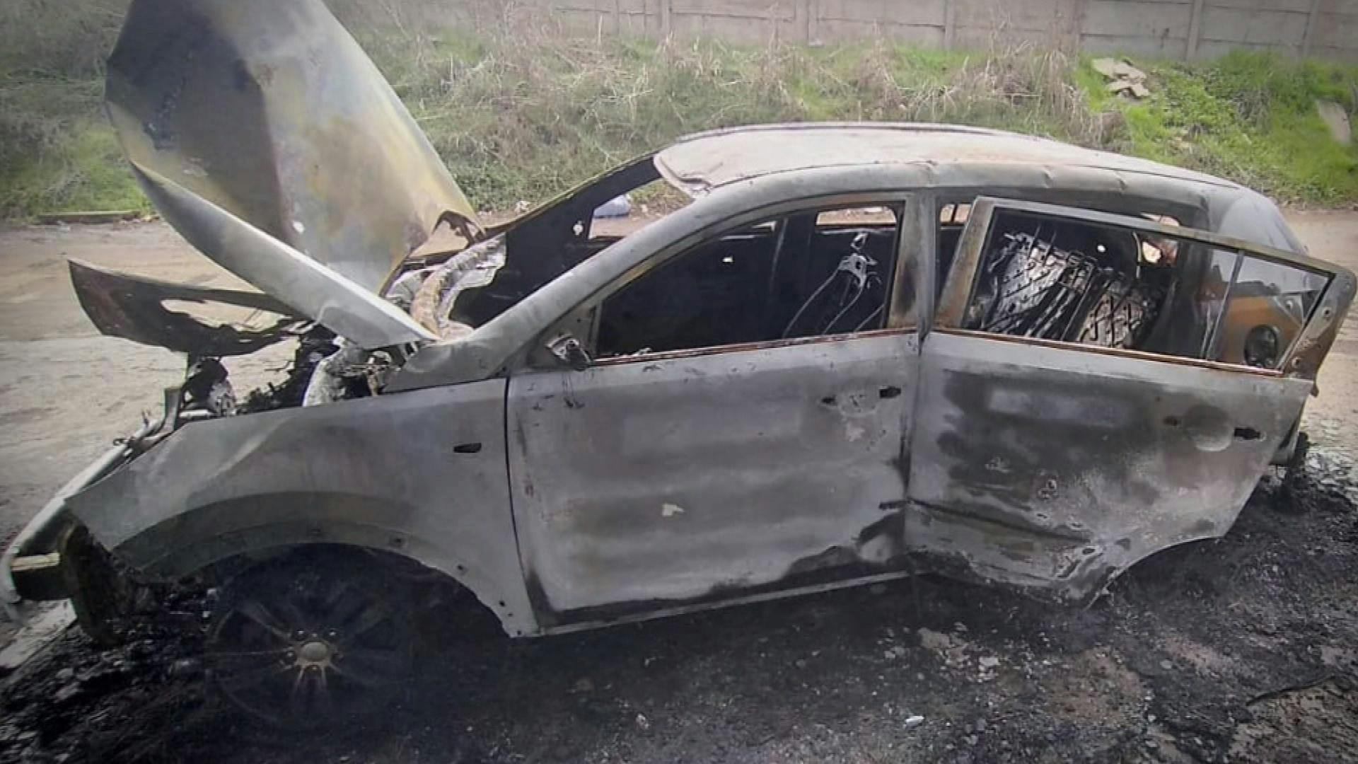 Encuentran camioneta quemada de joven viñamarino que se encuentra extraviado
