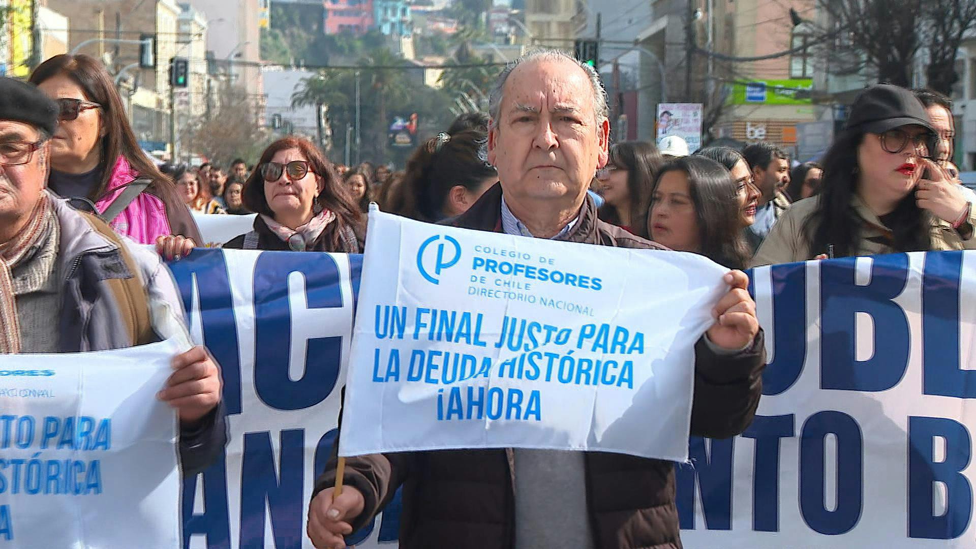 Profesores marcharon para exigir el pago de la deuda histórica