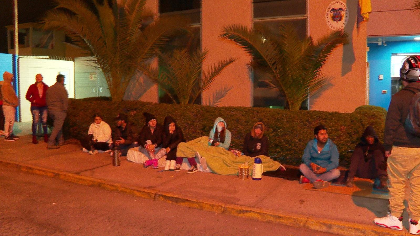 Ciudadanos colombianos pasan la noche esperando obtener atención
