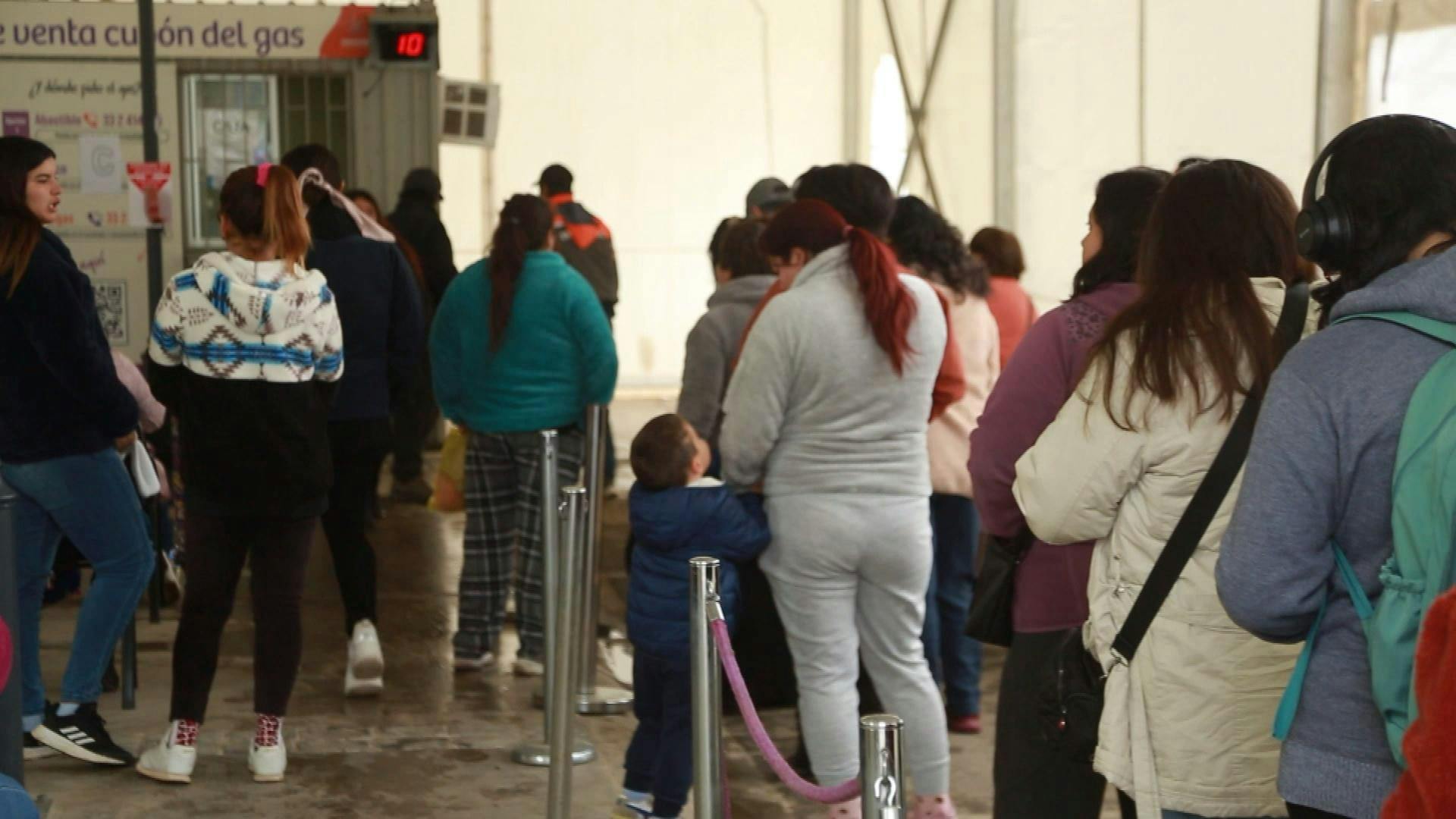 Largas filas en Limache para comprar el tubo de gas más barato de Chile